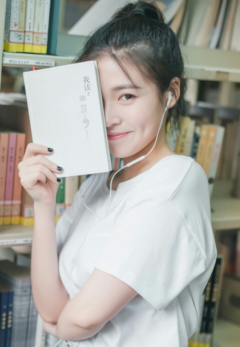 “二哥。”就在此时，门外进来一名风尘仆仆的汉子，一身百姓打扮，若非双目间目光有些慑人，乍一看去，与普通百姓无异，见到诸葛亮，躬身一拜。